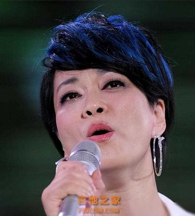 她是著名歌手,39岁才遇到真爱生1双儿女,丈夫爱她给206亿