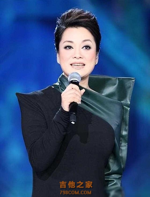 她是著名歌手,39岁才遇到真爱生1双儿女,丈夫爱她给206亿