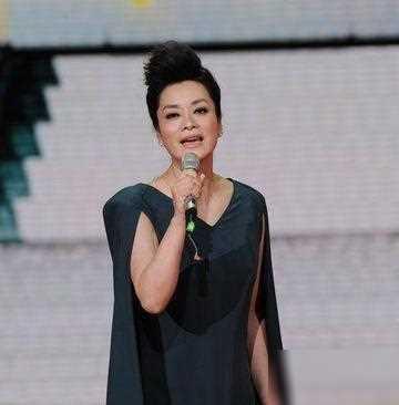 她是著名歌手,39岁才遇到真爱生1双儿女,丈夫爱她给206亿