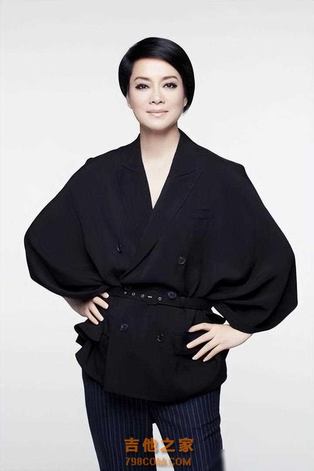 她是著名歌手,39岁才遇到真爱生1双儿女,丈夫爱她给206亿