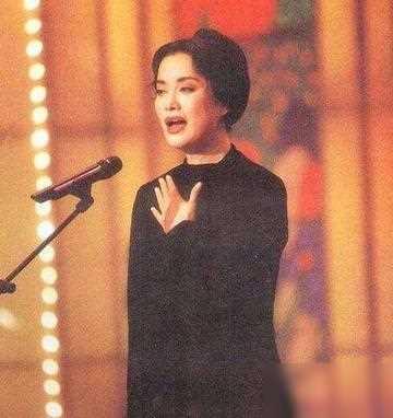 她是著名歌手,39岁才遇到真爱生1双儿女,丈夫爱她给206亿