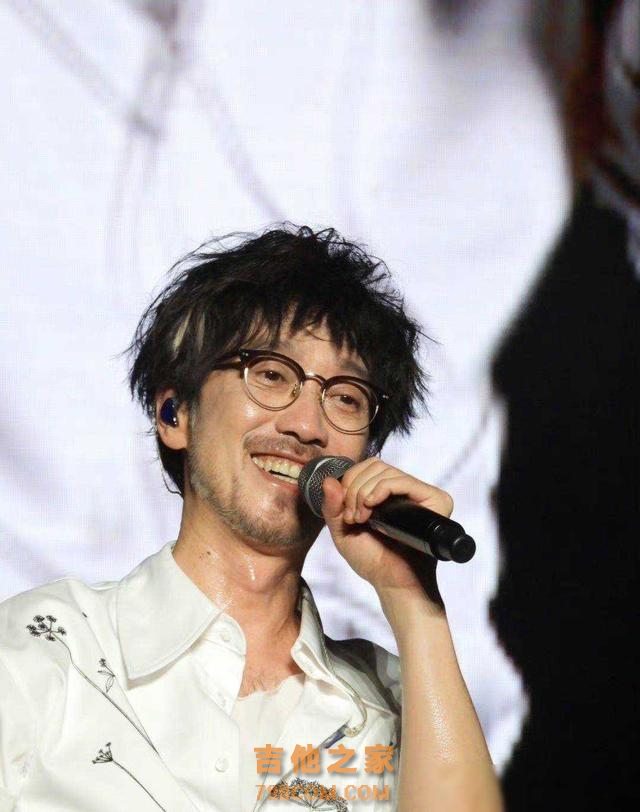 海报看歌手咖位,双C位张杰靠前陈嘉桦靠后,许嵩站位靠边