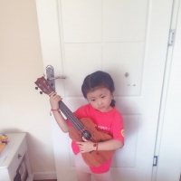 五岁小妞告诉你尤克里里究竟有多少种玩法