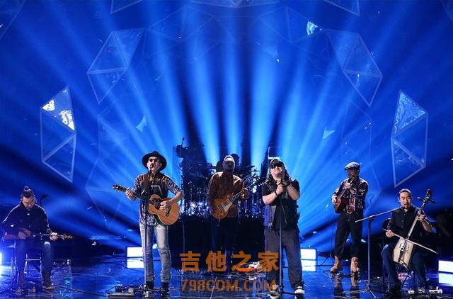 《歌手》第四期：孙楠补位唱《拯救》，汪苏泷居然坐着唱歌