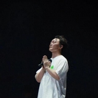 著名歌手透露“以后唱歌嘴巴可能张不开”，两个月前下巴受伤缝了30多针