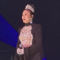 娱乐圈最大的笑话，一个连走路都费劲的歌手，77岁还开演唱会捞金