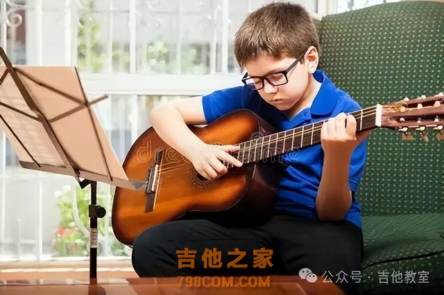 吉他新手必练,10首和弦简约、上手快的必弹曲目(附吉他谱)