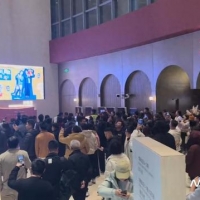 知名歌手最新演出，观众高喊退票！多方回应——