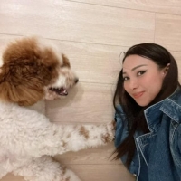 一拖再拖！港女歌手订婚2年婚期仍未定，专注事业未婚夫全力支持