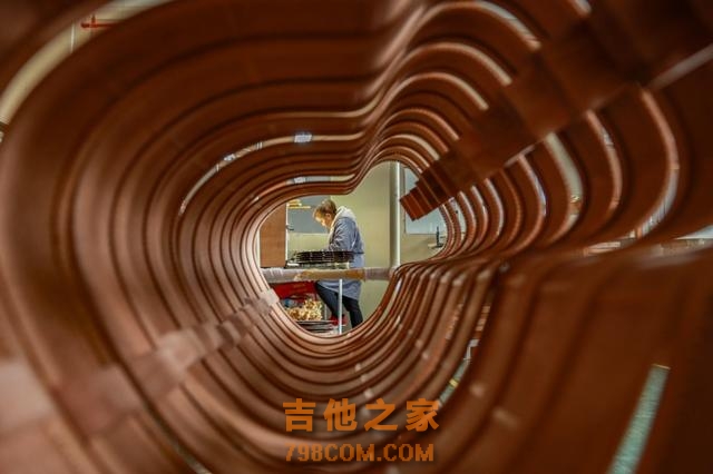制作一把吉他从2个月缩短至1天  正安吉他向“新”发力