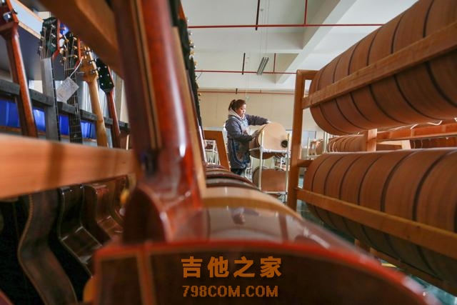 制作一把吉他从2个月缩短至1天  正安吉他向“新”发力