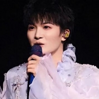 歌手周深在美国拉斯维加斯惊艳开嗓！演唱《灯火里的中国》令当地华人泪目