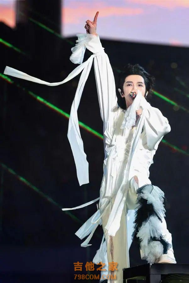 知名男歌手，演唱会突发意外！