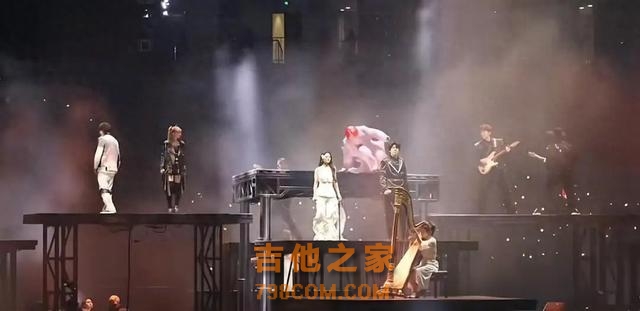 知名男歌手，演唱会突发意外！