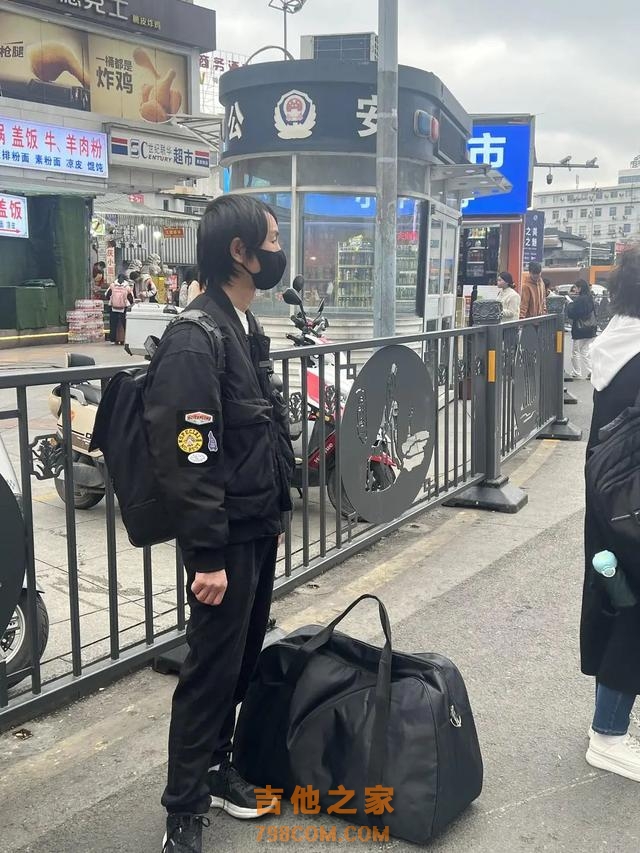 41岁男歌手巡演上海站售罄，上一站仅9位观众，曾因精神疾病入院治疗