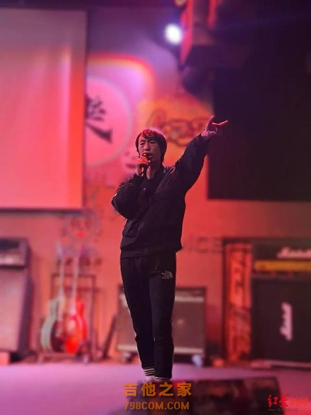 41岁男歌手巡演上海站售罄，上一站仅9位观众，曾因精神疾病入院治疗