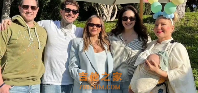 太突然！天后歌手起诉离婚，去年刚生下一子